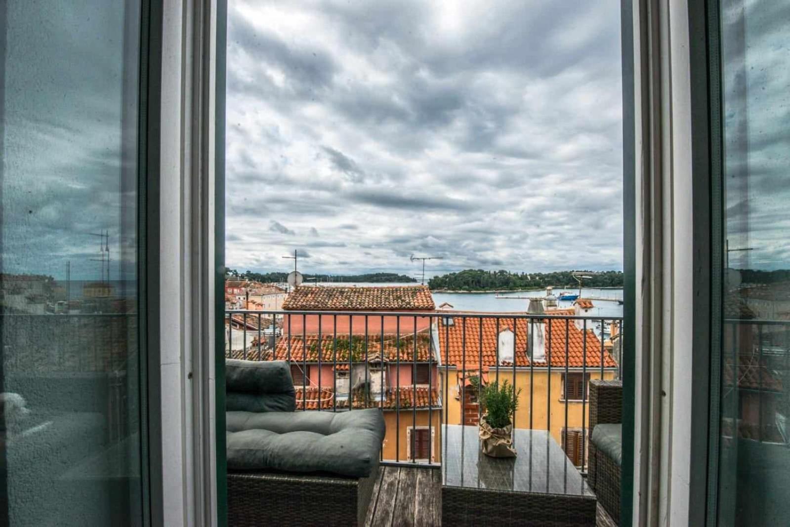Beautiful Sunsets Over The Roofs Of Rovinj Apartamento Exterior foto