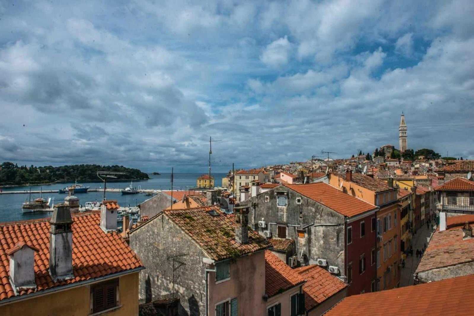 Beautiful Sunsets Over The Roofs Of Rovinj Apartamento Exterior foto